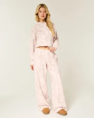 Pantaloni de trening largi, roz, cu imprimeu camuflaj Pantaloni de trening largi, roz, cu imprimeu camuflaj