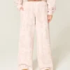 Pantaloni de trening largi, roz, cu imprimeu camuflaj Pantaloni de trening largi, roz, cu imprimeu camuflaj