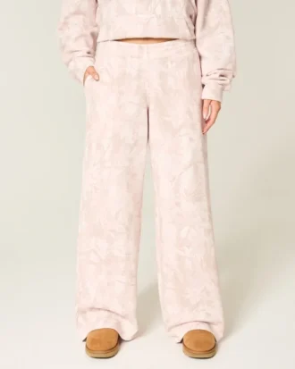 Pantaloni de trening largi, roz, cu imprimeu camuflaj Pantaloni de trening largi, roz, cu imprimeu camuflaj