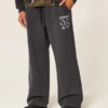 Pantaloni de trening super largi cu imprimeu „Class of 26” Pantaloni de trening super largi cu imprimeu „Class of 26”