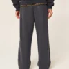 Pantaloni de trening super largi cu imprimeu „Class of 26” Pantaloni de trening super largi cu imprimeu „Class of 26”