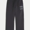 Pantaloni de trening super largi cu imprimeu „Class of 26” Pantaloni de trening super largi cu imprimeu „Class of 26”