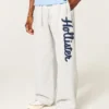 Pantaloni de trening super largi cu logo Vault Release Pantaloni de trening super largi cu logo Vault Release
