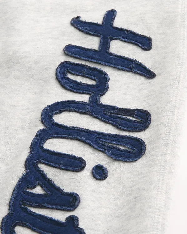 Pantaloni de trening super largi cu logo Vault Release Pantaloni de trening super largi cu logo Vault Release