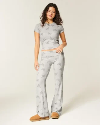 Pantaloni evazați cu talie pliată, din tricot confortabil