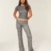 Pantaloni evazați cu talie pliată, din tricot confortabil Pantaloni evazați cu talie pliată, din tricot confortabil
