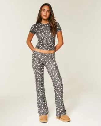 Pantaloni evazați cu talie pliată, din tricot confortabil