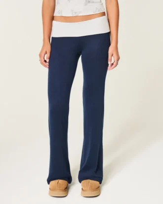 Pantaloni evazați cu talie pliată, din tricot confortabil Pantaloni evazați cu talie pliată, din tricot confortabil
