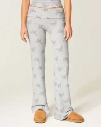 Pantaloni evazați cu talie pliată, din tricot confortabil