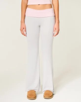Pantaloni evazați cu talie pliată, din tricot confortabil Pantaloni evazați cu talie pliată, din tricot confortabil