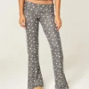 Pantaloni evazați cu talie pliată, din tricot confortabil Pantaloni evazați cu talie pliată, din tricot confortabil