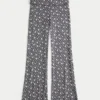 Pantaloni evazați cu talie pliată, din tricot confortabil Pantaloni evazați cu talie pliată, din tricot confortabil