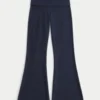 Pantaloni evazați cu talie pliată și imprimeu Aloha Pantaloni evazați cu talie pliată și imprimeu Aloha