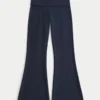 Pantaloni evazați cu talie pliată și imprimeu Aloha Pantaloni evazați cu talie pliată și imprimeu Aloha