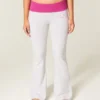 Pantaloni evazați cu talie pliată și imprimeu hibiscus Pantaloni evazați cu talie pliată și imprimeu hibiscus