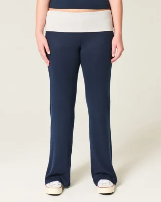Pantaloni evazați din tricot cu talie pliată