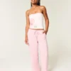 Pantaloni largi, cu talie joasă, care se îmbracă ușor Pantaloni largi, cu talie joasă, care se îmbracă ușor