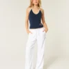 Pantaloni largi, cu talie joasă, care se îmbracă ușor Pantaloni largi, cu talie joasă, care se îmbracă ușor