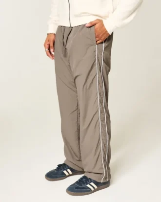 Pantaloni largi de trening