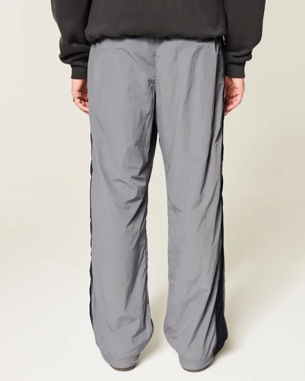 Pantaloni largi de trening Pantaloni largi de trening