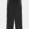 Pantaloni largi de trening Pantaloni largi de trening