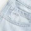 Pantaloni scurți baggy cu talie joasă, spălare deschisă și imprimeu cu fundiță Pantaloni scurți baggy cu talie joasă, spălare deschisă și imprimeu cu fundiță