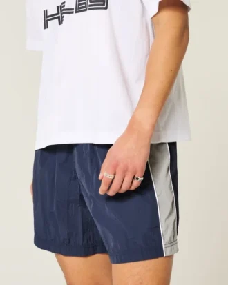 Pantaloni scurți de fotbal largi, până la jumătatea coapsei Pantaloni scurți de fotbal largi, până la jumătatea coapsei