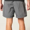 Pantaloni scurți de fotbal largi, până la jumătatea coapsei Pantaloni scurți de fotbal largi, până la jumătatea coapsei