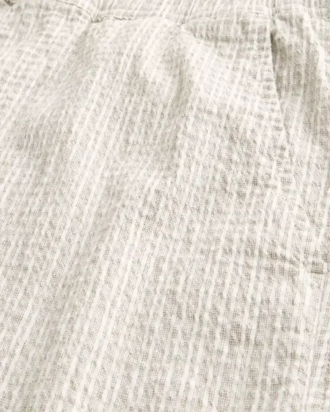 Pantaloni scurți din amestec de in și seersucker, până la jumătatea coapsei Pantaloni scurți din amestec de in și seersucker, până la jumătatea coapsei