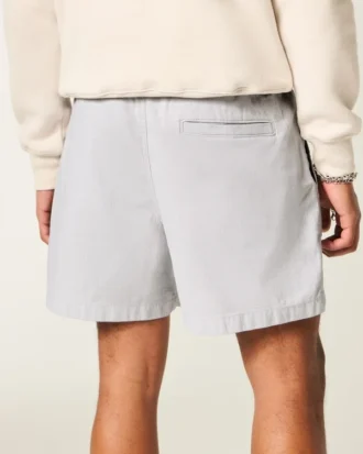 Pantaloni scurți din amestec de in, până la jumătatea coapsei, cu elastic
