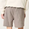 Pantaloni scurți din amestec de in, până la jumătatea coapsei, cu elastic