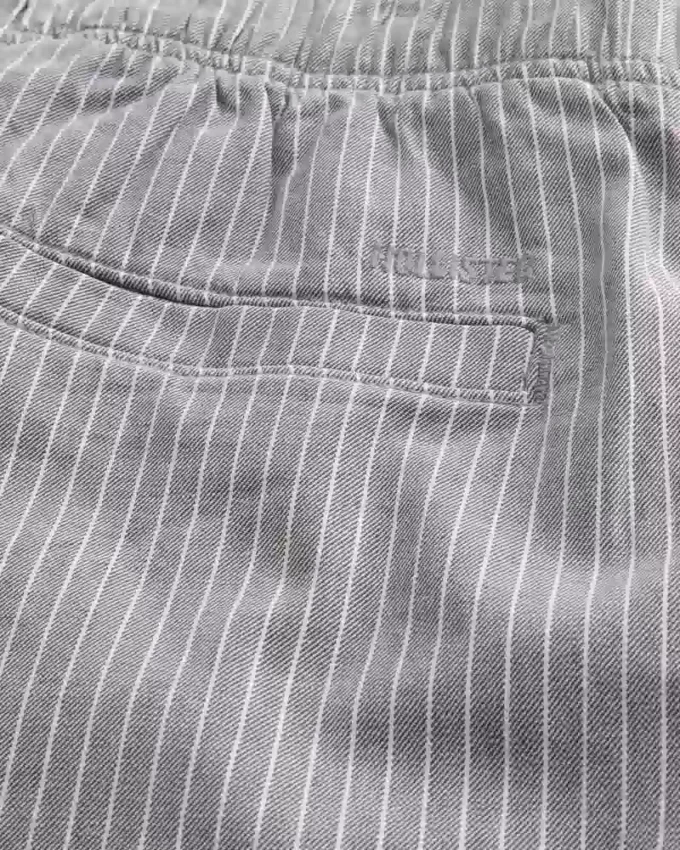 Pantaloni scurți din amestec de in, până la jumătatea coapsei, cu elastic Pantaloni scurți din amestec de in, până la jumătatea coapsei, cu elastic