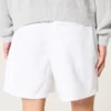 Pantaloni scurți din amestec de in, până la jumătatea coapsei, cu elastic