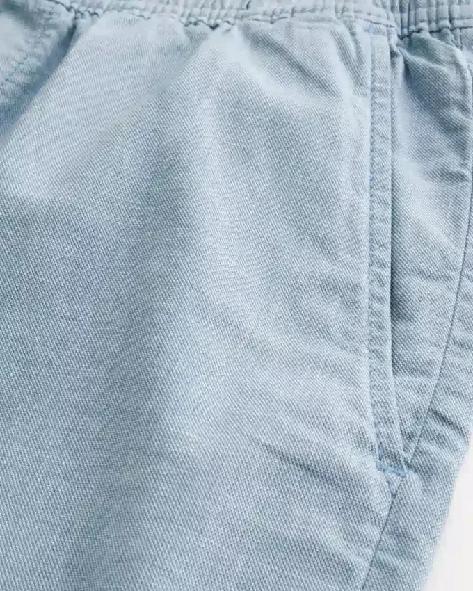 Pantaloni scurți din amestec de in, până la jumătatea coapsei, cu elastic