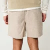 Pantaloni scurți din amestec de in, până la jumătatea coapsei, cu elastic