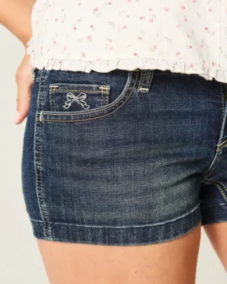 Pantaloni scurți din denim brodați, cu talie joasă și spălare închisă