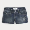 Pantaloni scurți din denim brodați, cu talie joasă și spălare închisă Pantaloni scurți din denim brodați, cu talie joasă și spălare închisă