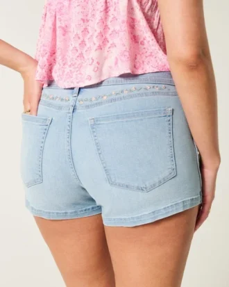 Pantaloni scurți din denim cu talie joasă, croiți pe formele corpului, spălați în culori deschise și brodați cu flori Pantaloni scurți din denim cu talie joasă, croiți pe formele corpului, spălați în culori deschise și brodați cu flori
