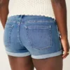 Pantaloni scurți din denim cu talie joasă și croi curbat, spălare medie Pantaloni scurți din denim cu talie joasă și croi curbat, spălare medie