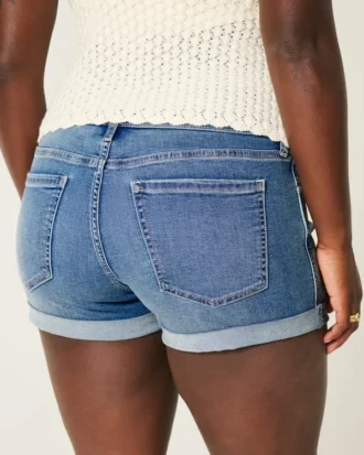 Pantaloni scurți din denim cu talie joasă și croi curbat, spălare medie