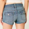 Pantaloni scurți din denim cu talie joasă și spălare deschisă Pantaloni scurți din denim cu talie joasă și spălare deschisă