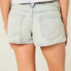 Pantaloni scurți din denim cu talie joasă și spălare deschisă Pantaloni scurți din denim cu talie joasă și spălare deschisă