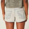 Pantaloni scurți din denim cu talie joasă și spălare deschisă Pantaloni scurți din denim cu talie joasă și spălare deschisă