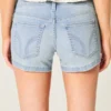 Pantaloni scurți din denim cu talie joasă și spălare deschisă Pantaloni scurți din denim cu talie joasă și spălare deschisă
