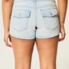 Pantaloni scurți din denim cu talie joasă și spălare deschisă Pantaloni scurți din denim cu talie joasă și spălare deschisă