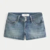 Pantaloni scurți din denim cu talie joasă și spălare deschisă Pantaloni scurți din denim cu talie joasă și spălare deschisă