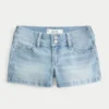 Pantaloni scurți din denim cu talie joasă și spălare deschisă Pantaloni scurți din denim cu talie joasă și spălare deschisă