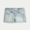 Pantaloni scurți din denim cu talie joasă și spălare deschisă Pantaloni scurți din denim cu talie joasă și spălare deschisă