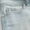 Pantaloni scurți din denim cu talie joasă și spălare deschisă Pantaloni scurți din denim cu talie joasă și spălare deschisă