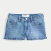 Pantaloni scurți din denim cu talie joasă și spălare medie Pantaloni scurți din denim cu talie joasă și spălare medie